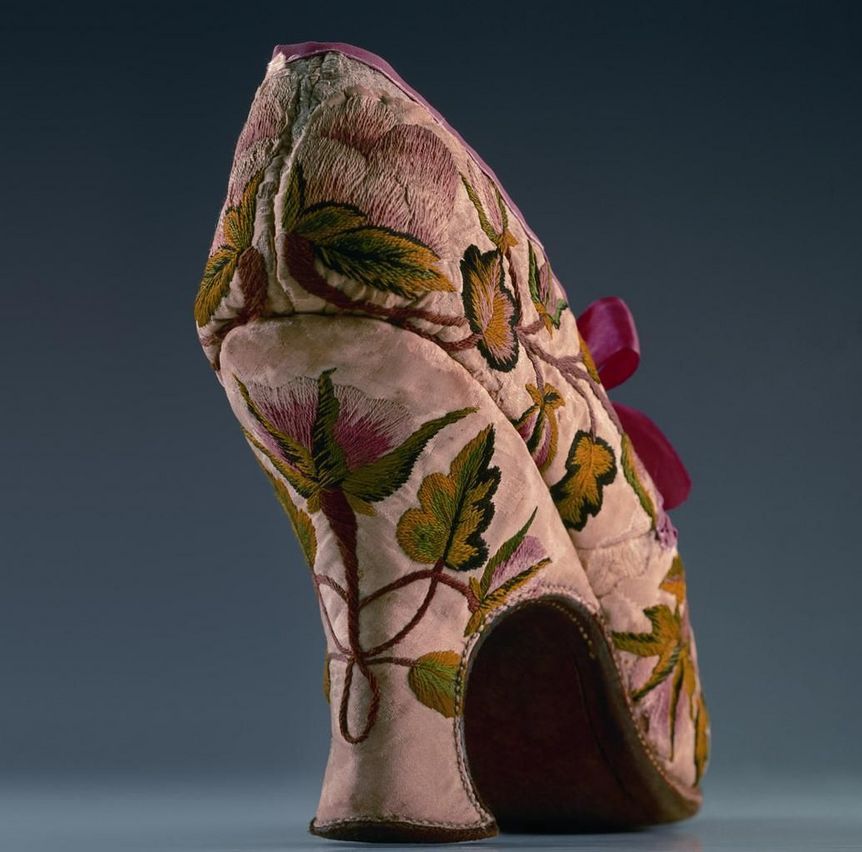 Foto: Staatliche Schlösser und Gärten Baden-Württemberg, Ortsverwaltung Ludwigsburg Barocker Damenschuh im Modemuseum des Residenzschlosses Ludwigsburg